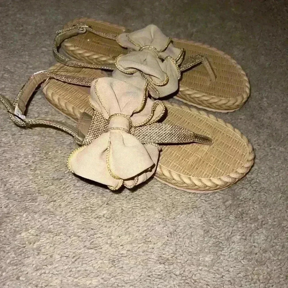 Tan sandals with the stylish bow. Size 6.5 - Picture 2 of 3
